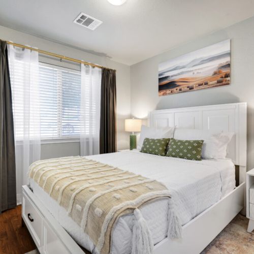 2nd bedroom with queen size bed.