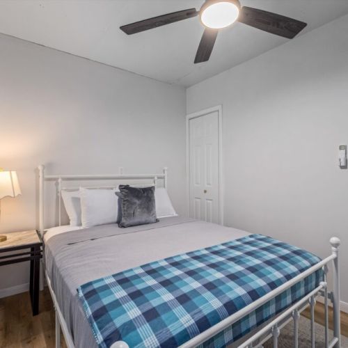 2nd bedroom with queen size bed.