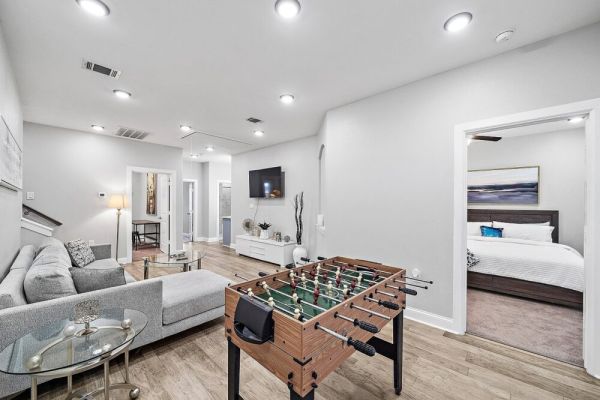 Magic Htown Home • Foosball • Backyard w/Grill • Rooftop • Outdoor Games • Netflix • Wine • WiFi