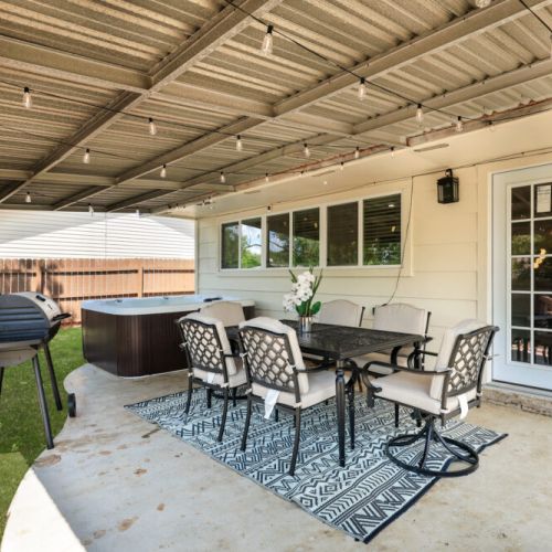 Enjoy with all the family a peaceful dinner on the cozy patio, then relax in the inviting hot tub