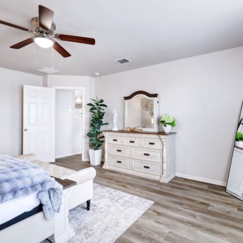 Full-lenght mirror included.