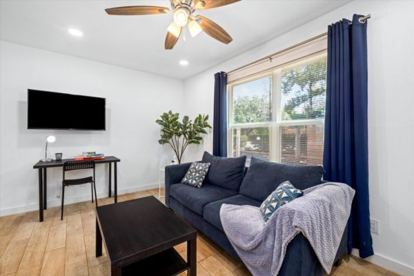 Montrose Flat Nr Midtown, Museums | TV Desk Games