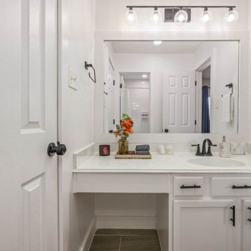 2nd full bathroom is fully stocked with all you need.