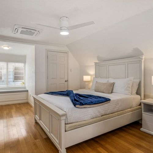 2nd bedroom with queen size bed.