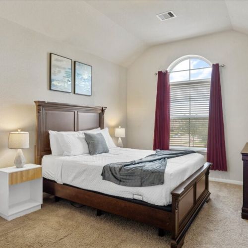 2nd bedroom with queen size bed.