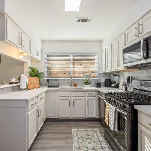 Fully equipped kitchen with high quality granite countertops.