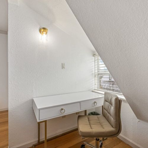 Do you need to finish some work? No problem, we got you covered! We have a workstation with a office work chair.