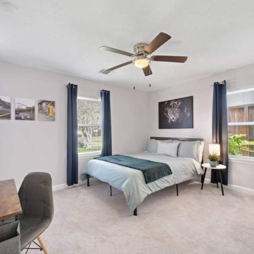 2nd bedroom with queen size bed.