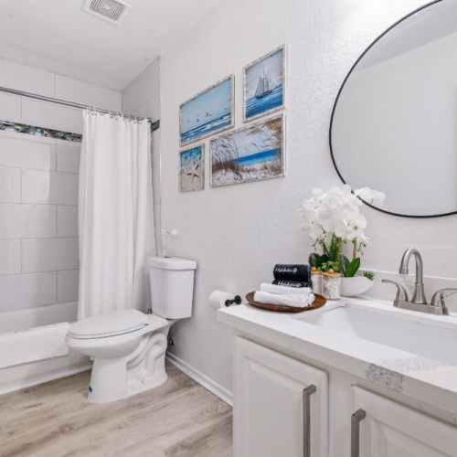 2nd full bathroom is fully stocked with all you need.