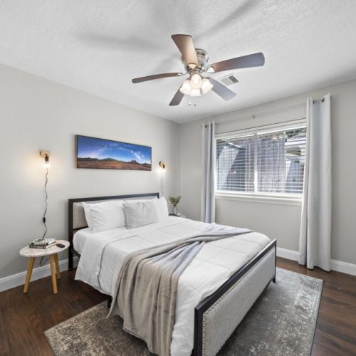 2nd bedroom with queen size bed.
