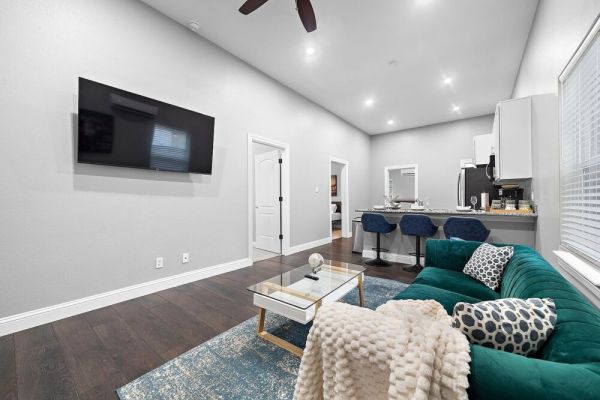 Chic Apt Nr Downtown |  WiFi + smart TVs | Games
