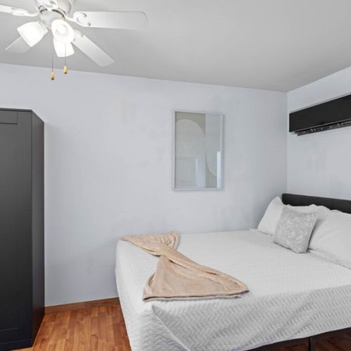 2nd bedroom with queen size bed and with direct access to the balcony terrace.