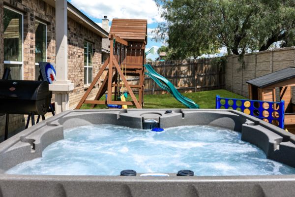 Hot Tub Near Sea World | BBQ Yard Games Swing Set
