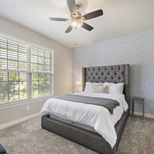2nd bedroom with queen size bed.