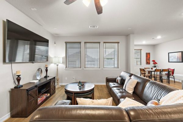 Htown Getaway | Yard BBQ | Parking | Games WiFi