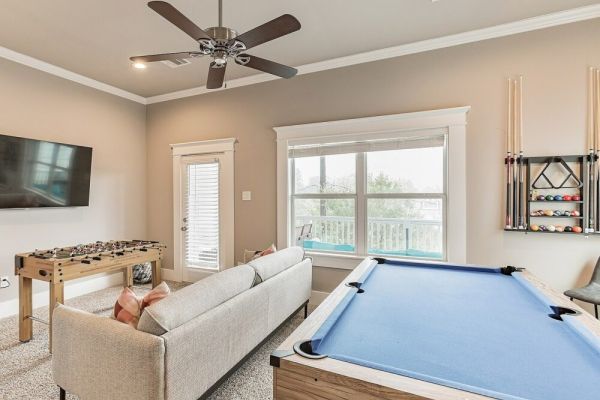Surreal Htown Home • Game Room • Balcony Terrace w/Grill • Netflix • Wine • The Heights
