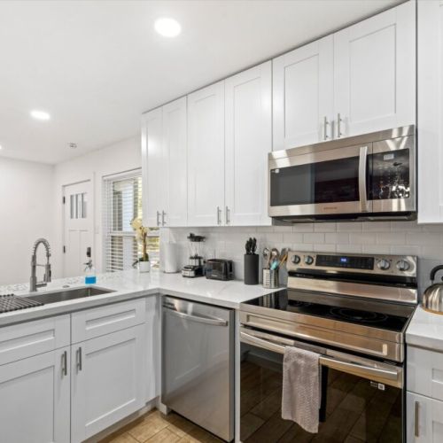 Fully equipped kitchen with high quality granite countertops.