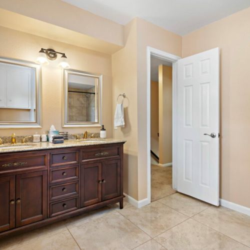 2rd full bathroom is fully stocked with all you need.