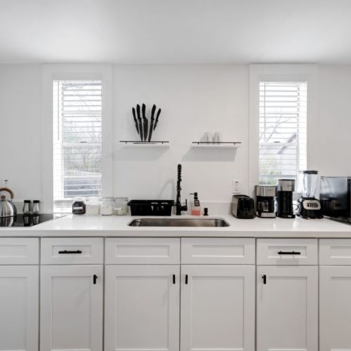 Fully equipped kitchen with high quality granite countertops.