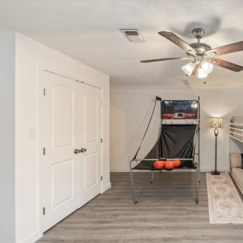 Score big fun with endless basketball arcade action!