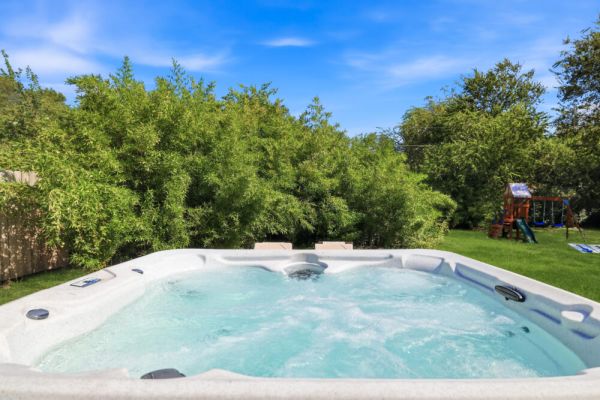 Hot Tub Home Nr Airport | Yard Swing Set BBQ Games