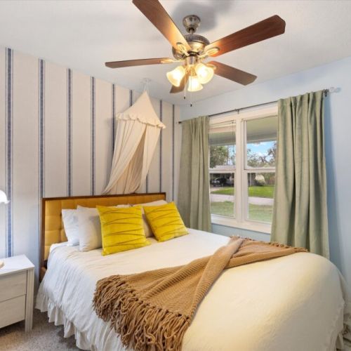 3rd bedroom with queen size bed.