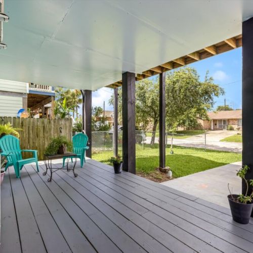 Enjoy the pleasure of having your own and well-maintained porch and front yard.