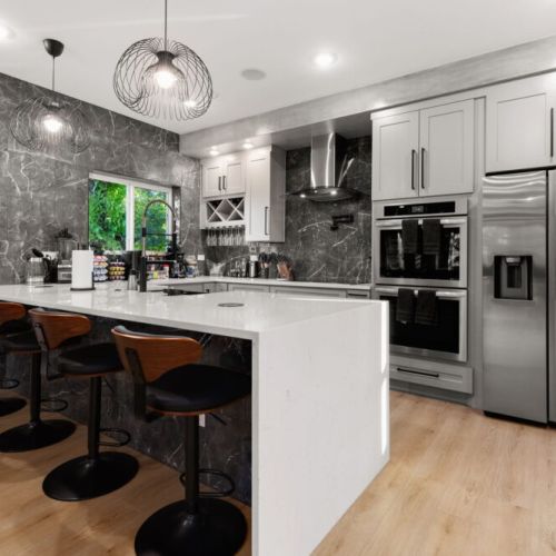 Fully equipped kitchen with high quality granite countertop.