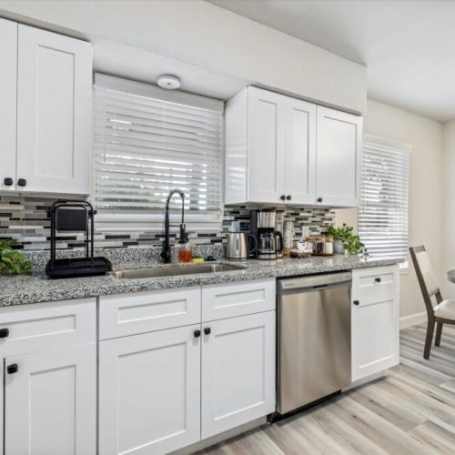 Fully equipped kitchen with high quality granite countertops.