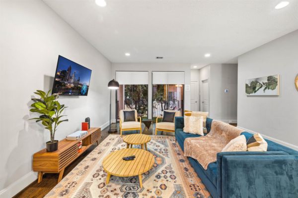 Near Midtown + Downtown | Games WiFi Balcony Pets