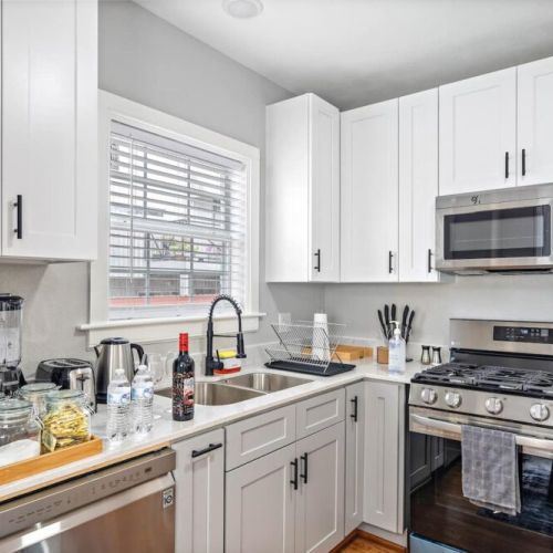 Fully equipped kitchen with high quality granite countertops.