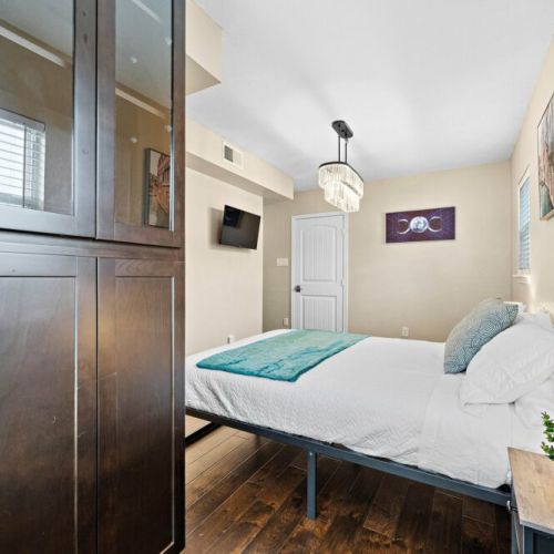 5th bedroom with queen size bed.