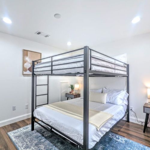 4th bedroom with 2 queen size bunk beds.