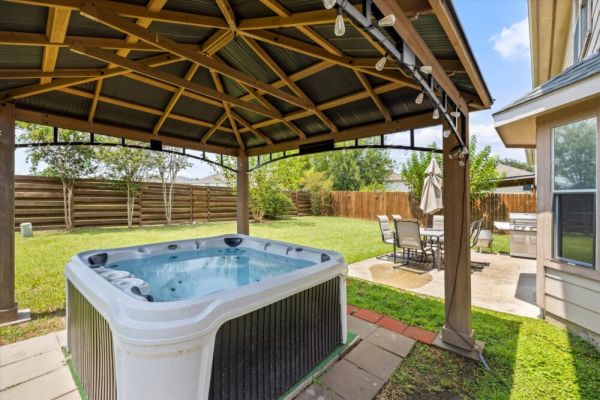 Hot Tub HTown Getaway | Yard BBQ Air Hockey WiFi