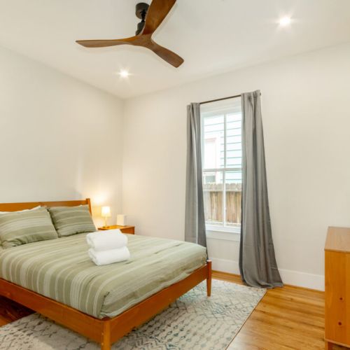 2nd bedroom with queen size bed.
