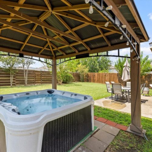 Enjoy our amazing private hut tub with your family and friends!