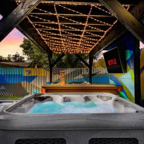 As the sun sets, the pergola comes alive with warm lighting, turning the space into a lively retreat for both relaxation and fun