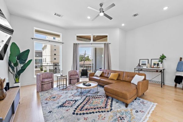 Htown Paradise • Balcony Terrace w/Grill • Backyard • Outdoor Games • Netflix • Wine • WiFi