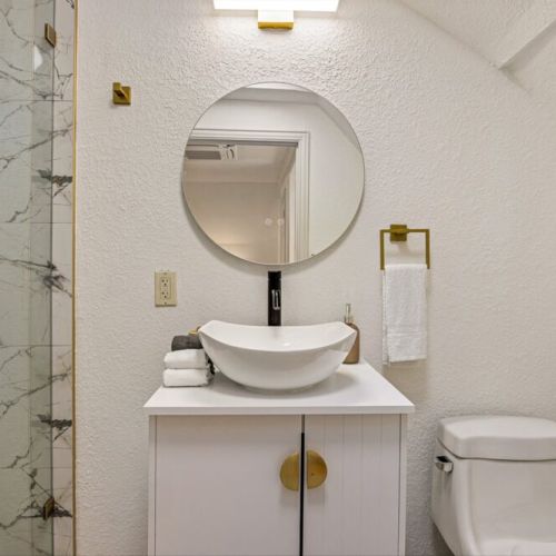 2nd full bathroom is fully stocked with all you need.