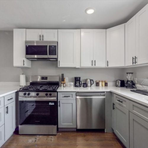 Fully equipped kitchen with high-quality granite countertops