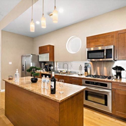 Fully equipped kitchen with high quality granite countertops