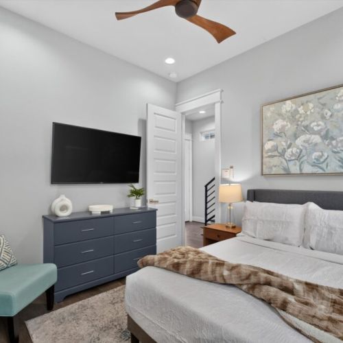 3rd bedroom with queen size bed!