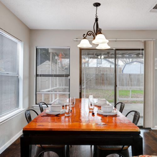 Dining area with direct acces to the backyard.
