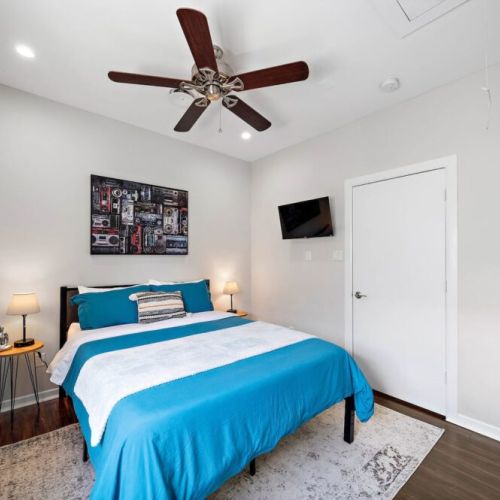 2nd bedroom with queen size bed.