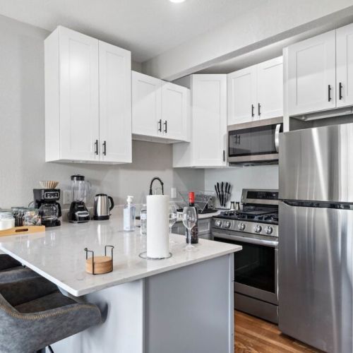 Fully equipped kitchen with high quality granite countertops