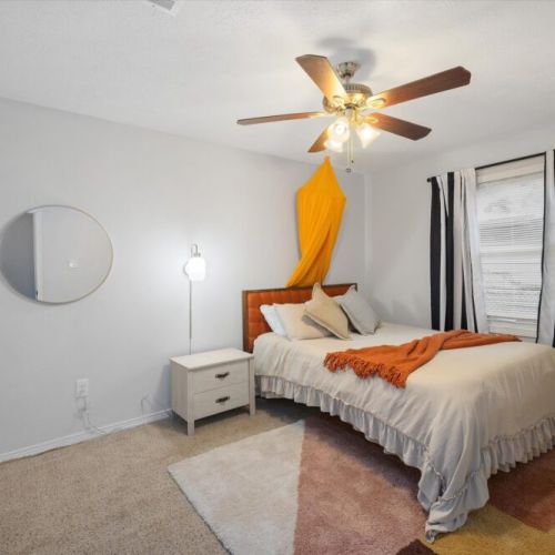2nd bedroom with queen size bed.