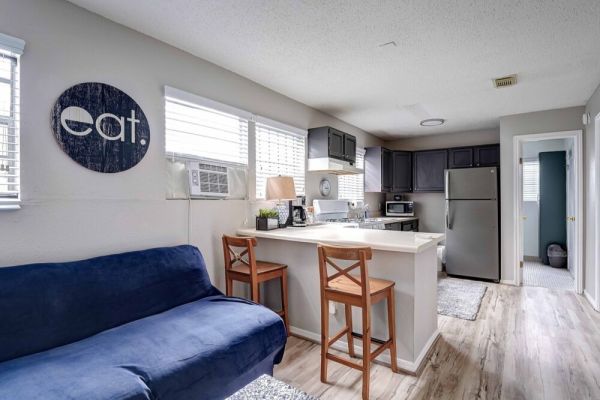 Comfy Apt Nr Med Center + DT | WiFi Games Pets