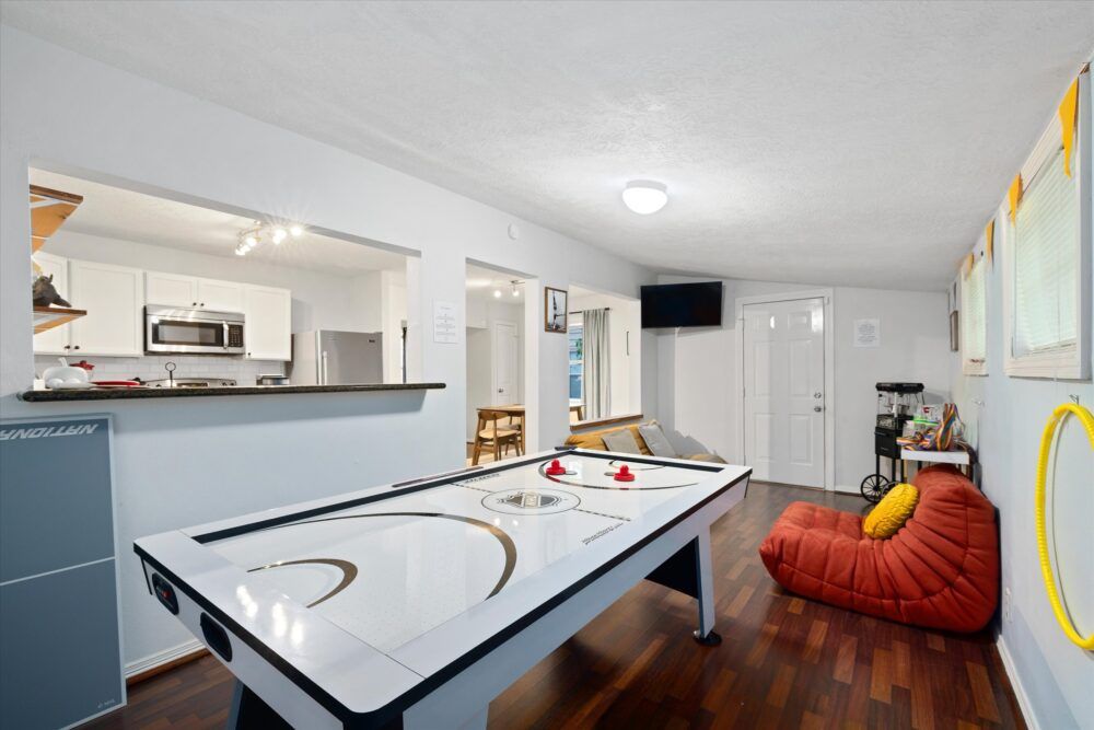 Welcome to our jolly home! Here you have our game room with air hockey & ping pong table.