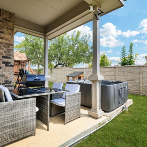 Enjoy with all the family a peaceful dinner on the cozy patio, then relax in the inviting hot tub.
