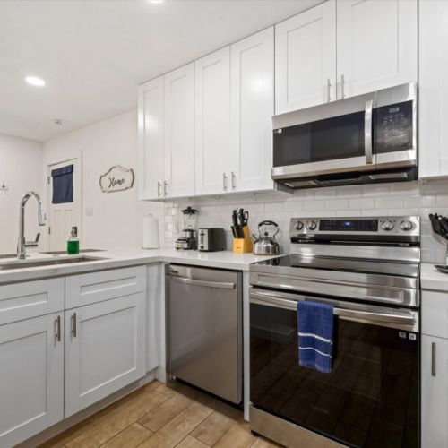 Fully equipped kitchen with high quality granite countertops.